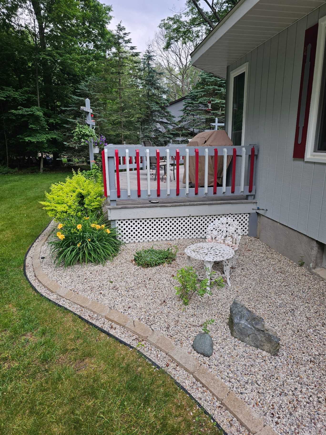 Two-tone deck railing with pristine finish